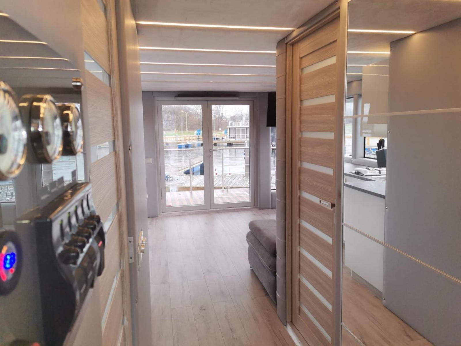Sunrise Houseboat Apartment *
