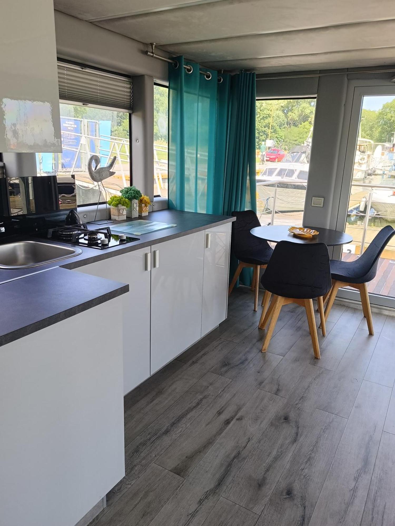 Sunrise Houseboat Apartment