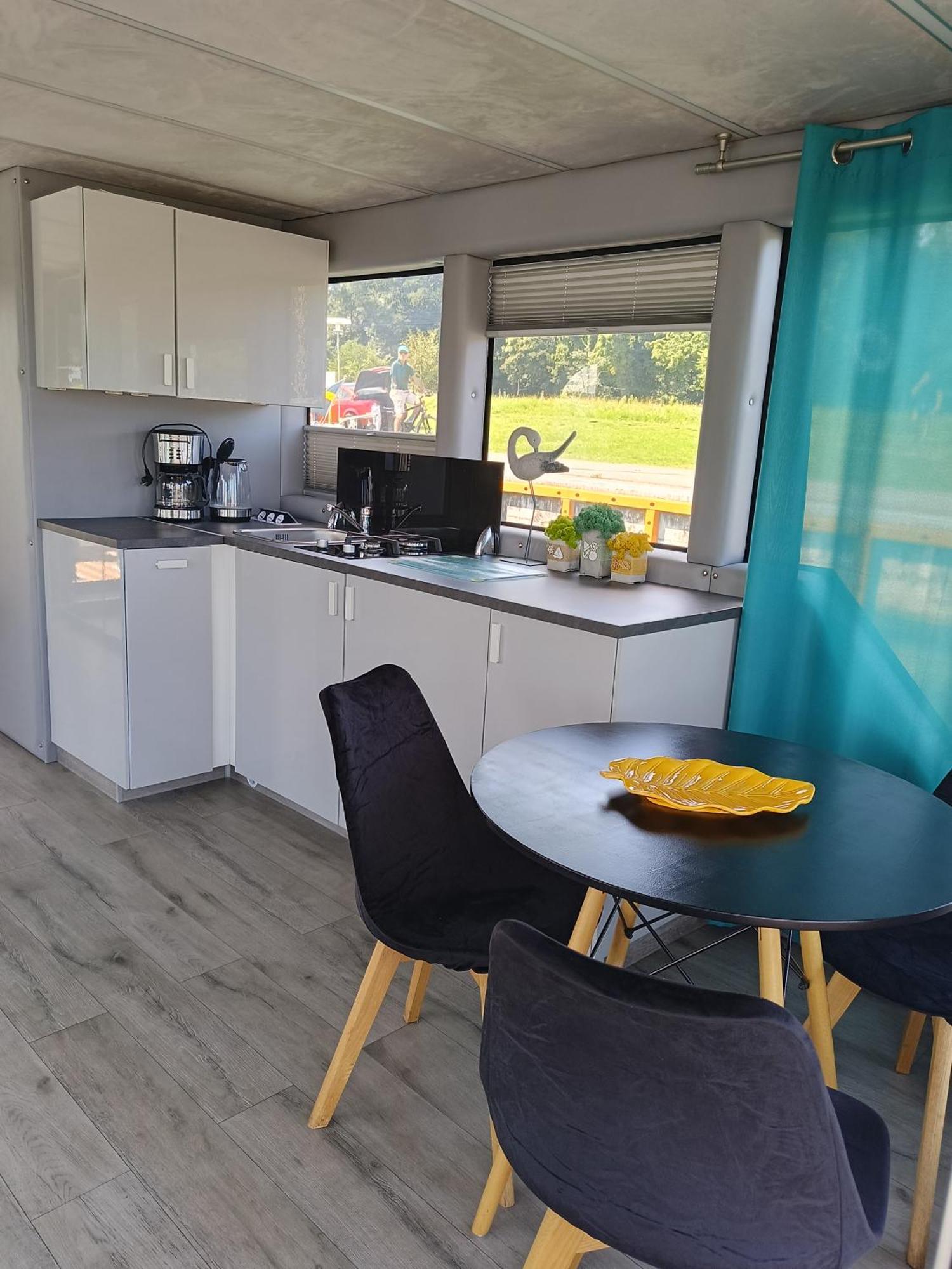 Sunrise Houseboat *